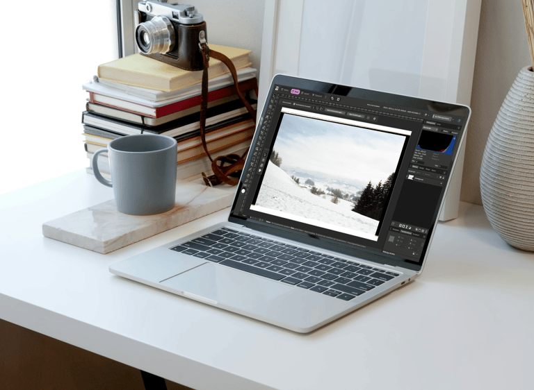 Winterlandschaftsfoto mit einer Bildbearbeitungssoftware auf einem Laptop.