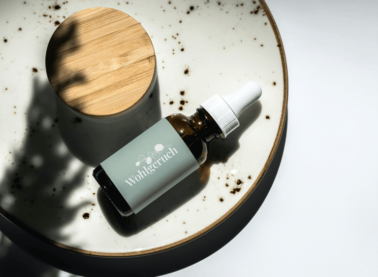 Eine Pipettenflasche aus Braunglasauf einem Keramikteller mit natürlichen Schatten.