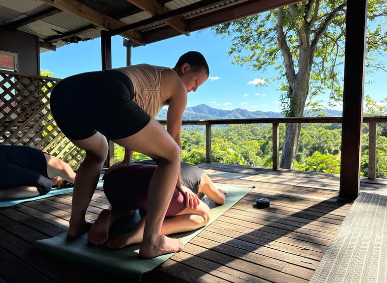 Fi assisting a student