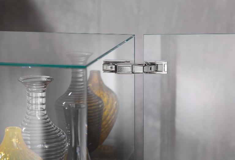 Lankstu klijavimas ant stikliniu duru