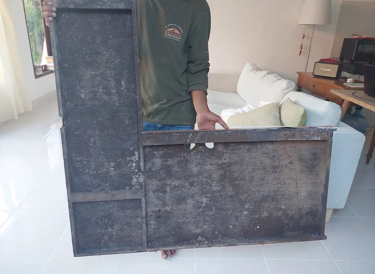mueble de madera afectado con moho antes de usar un deshumidificador para hogar