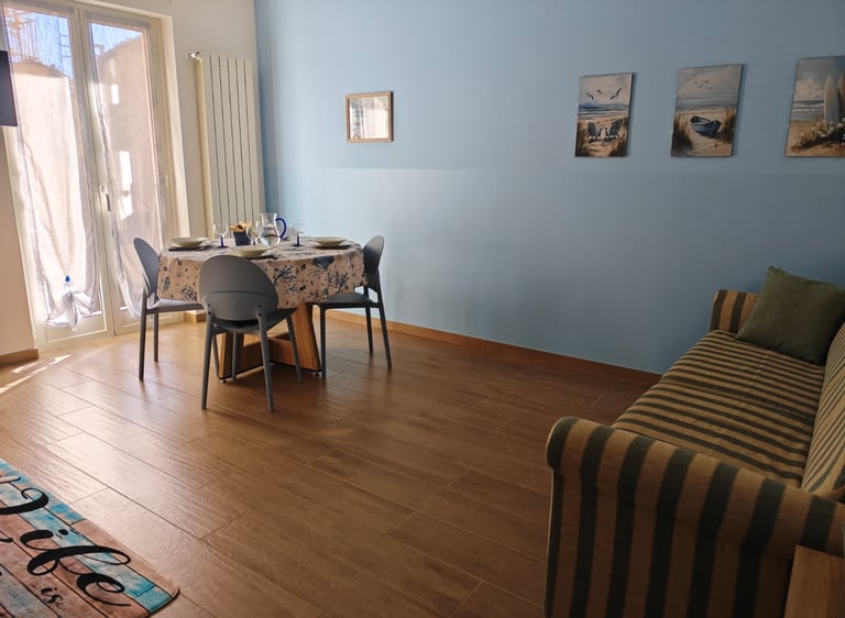 Soggiorno sala da pranzo con balcone