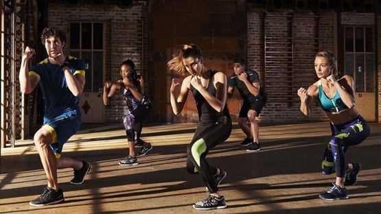 Le cardio-boxing est une pratique qui consiste à exécuter des techniques de boxe et d’art martial