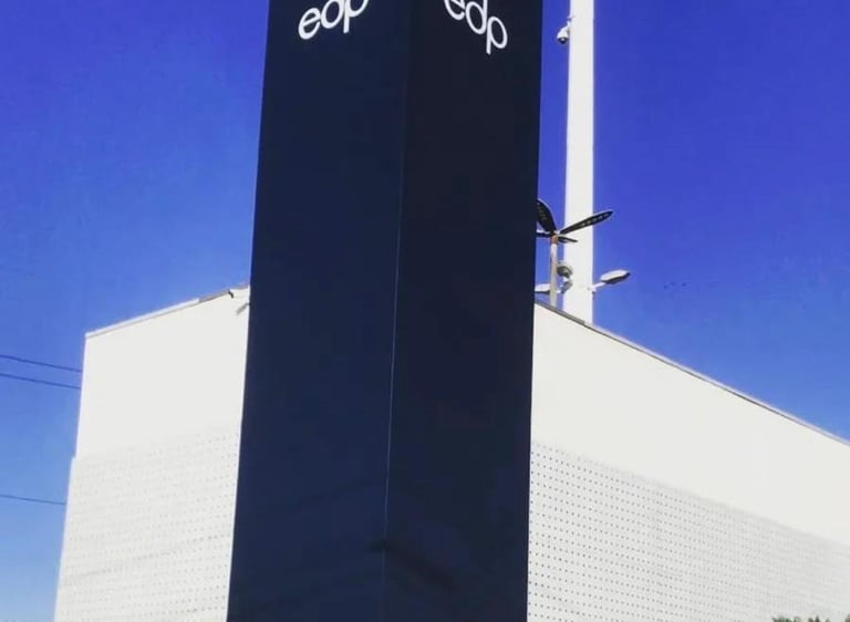 totem revestido com chapas de acm vazado comunicação visual em jacarei