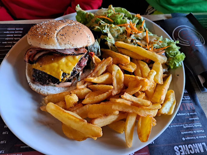 Burger maison accompagné de frites croustillantes et salade au Bistrot Savoyard à Vallandry.