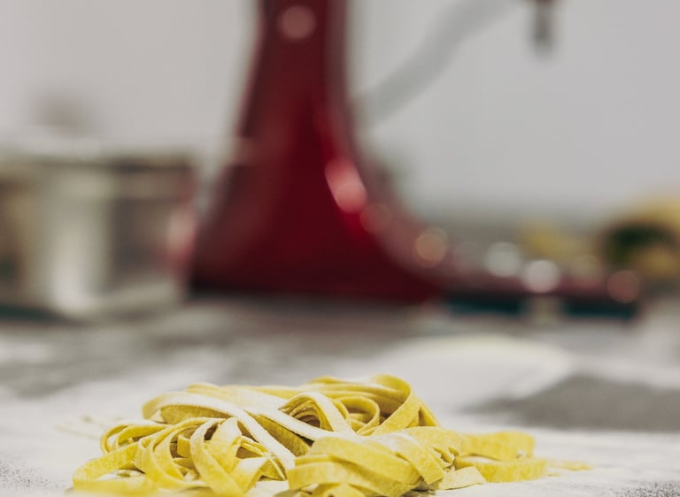 Pimlico Cafe, izmir bayraklıda ne yenir sorusuna bir cevap olarak el yapımı makarnalarını sunuyor