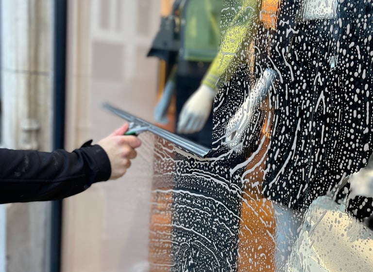 Nettoyage de la vitrine de la boutique Léo et Ugo à Rouen par M & M Services Pro avec une raclette