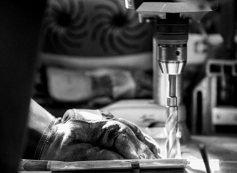 Photo des mains d'un artisan travaillant dans son atelier