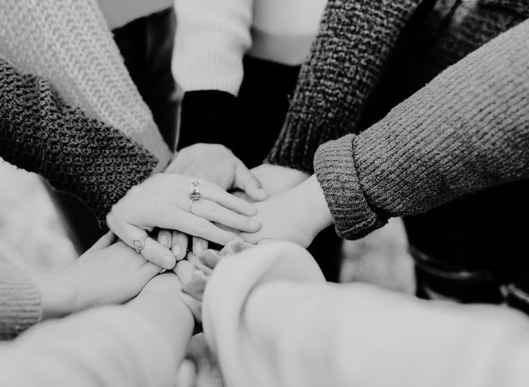 Photo de mains de plusieurs personnes jointes
