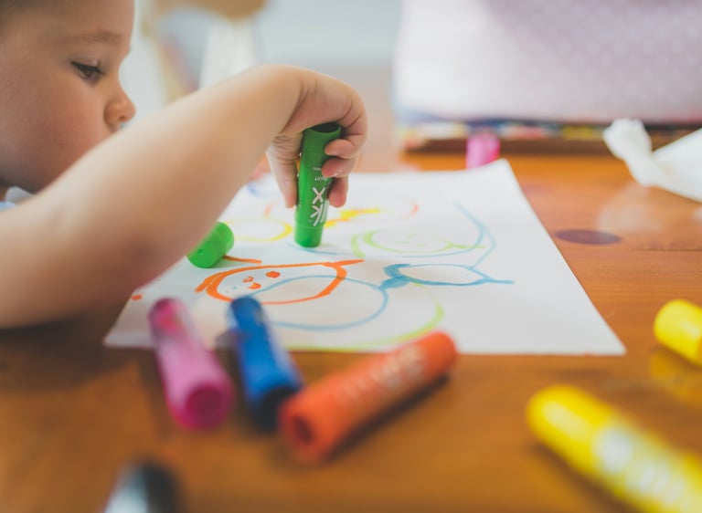 Cours de dessin enfant, couleur, feutre, créativité
