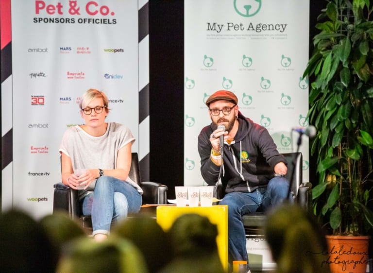 Comportementalistes canin et félin qui donnent une conférence 
