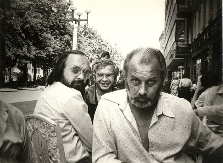 Kavinė Laumė, Kaunas, Laisvės alėja.Kompozitorius Mikas Suraučius, poetas Gintaras Patackas ir poetas Vladas Baltuškevičius. 