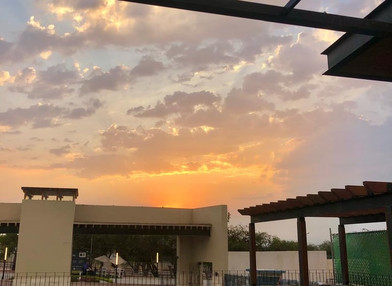 atardecer visto desde la alberca de Misión Schoenstatt