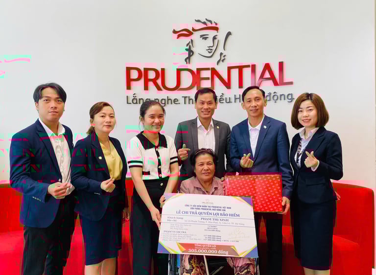 Nguyễn Nam Thùy tư vấn bảo hiểm nhân thọ cho khách hàng tại Đà Nẵng