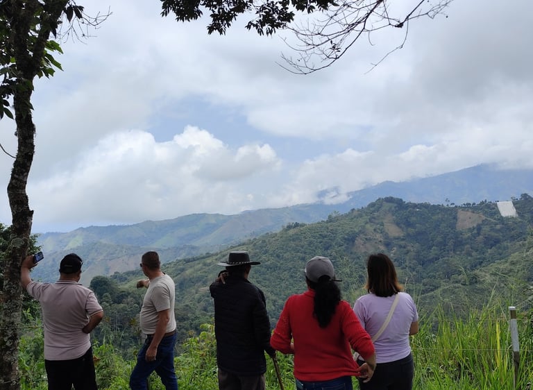 Familias campesinas de Anzoátegui caminando en sendero rural