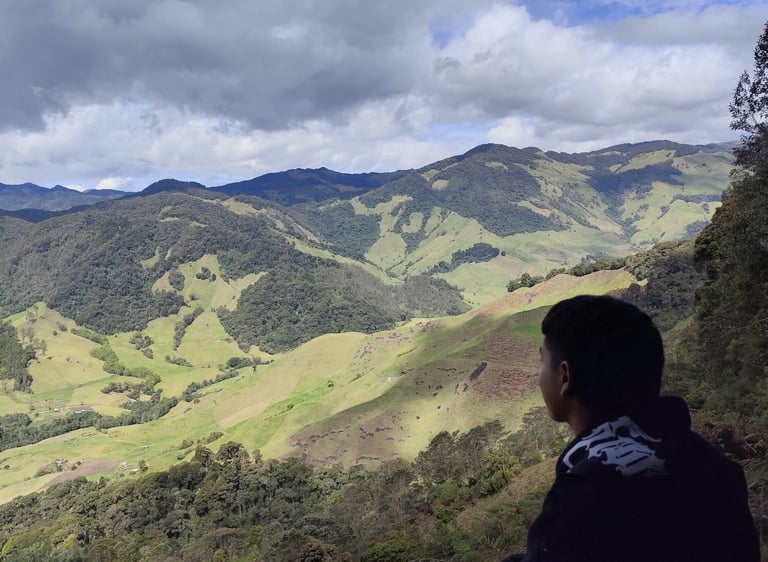 Jóvenes explorando la Reserva Inti‑Killa durante el piloto Primeras Huellas