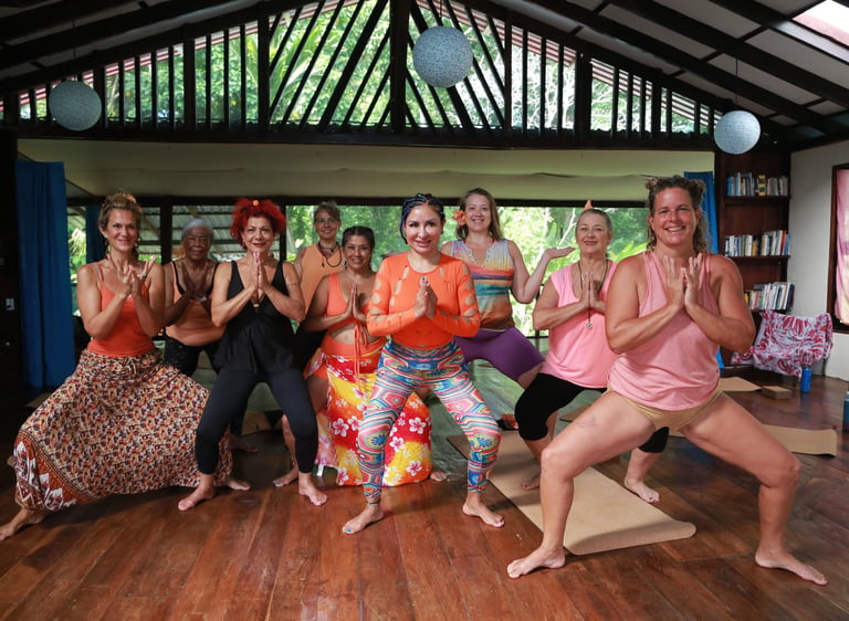 un grupo de personas haciendo posturas de yoga en una sala