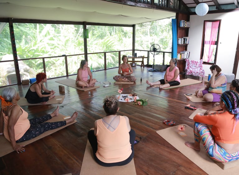 un grupo de personas sentadas en esterillas de yoga
