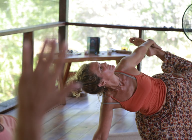 una mujer con un vestido de flores haciendo yoga