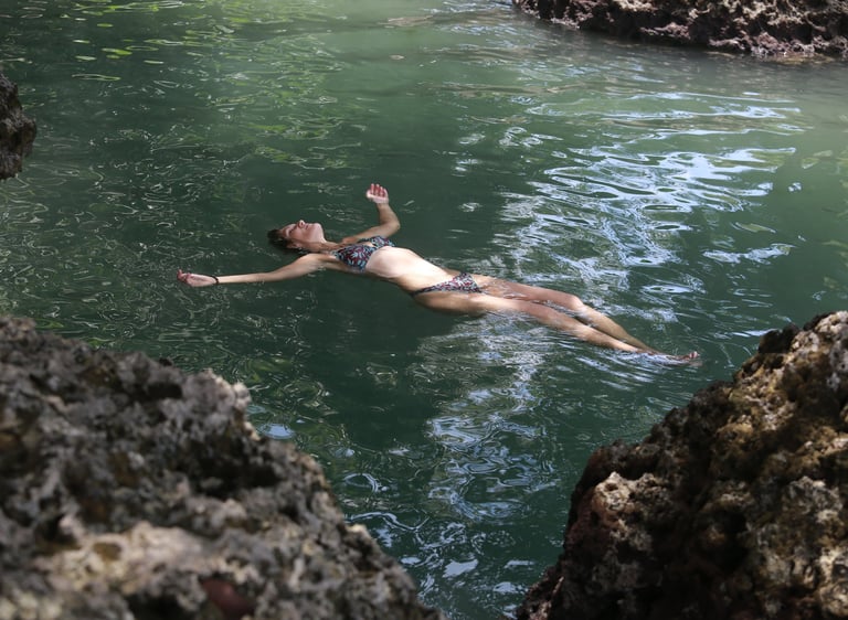 una mujer en bikini nadando en el agua