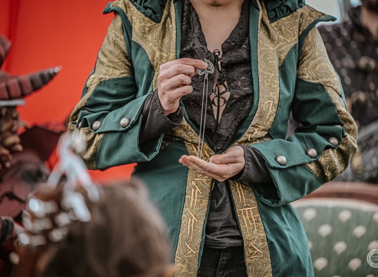 Création unique faite pour un dragon vert dont le costume présente des broderies et du brocard