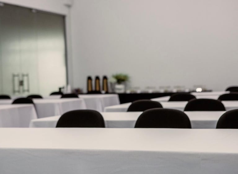 Sala reunião formato treinamento - SD espaço para eventos corporativos