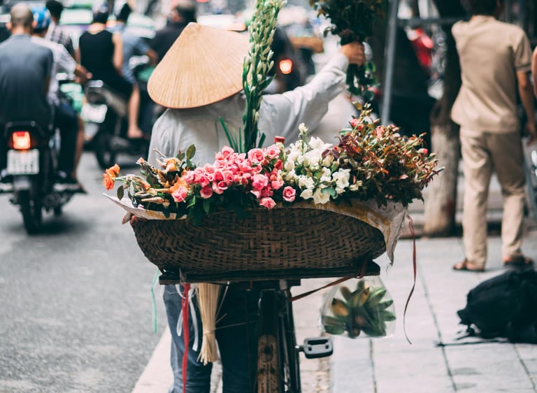 vendeuse de fleur dans les rue de Hanoï