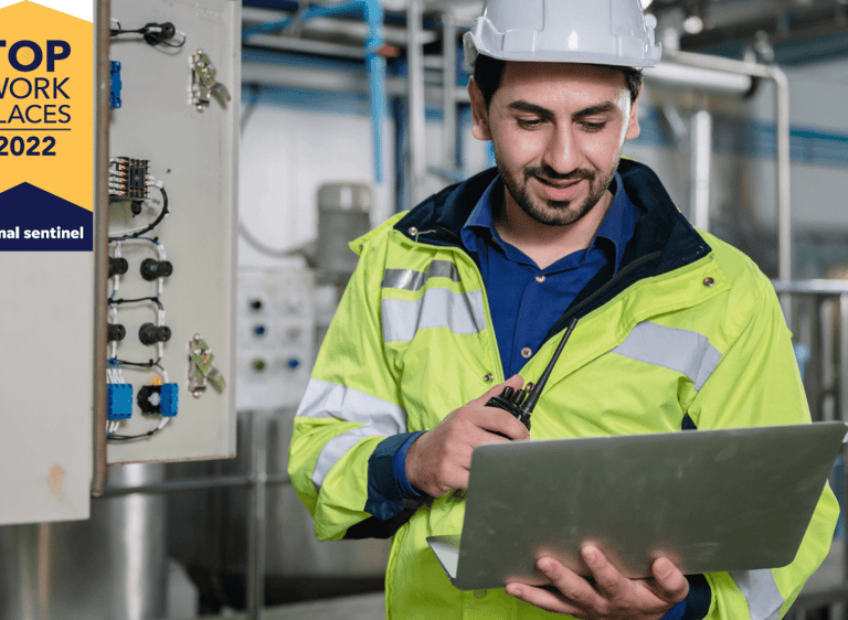 Técnico de mantenimiento utilizando nuestra plataforma