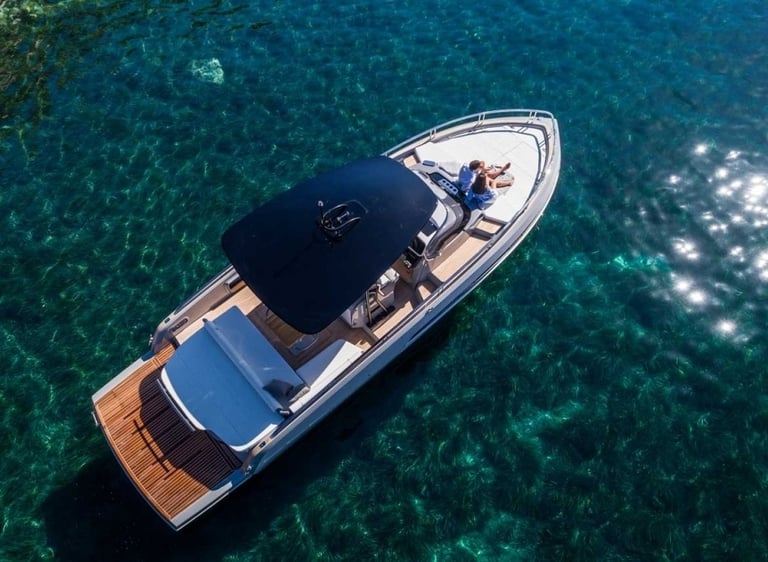 Invictus GT370, yacht de luxe a moteur disponible a la location a lisbonne