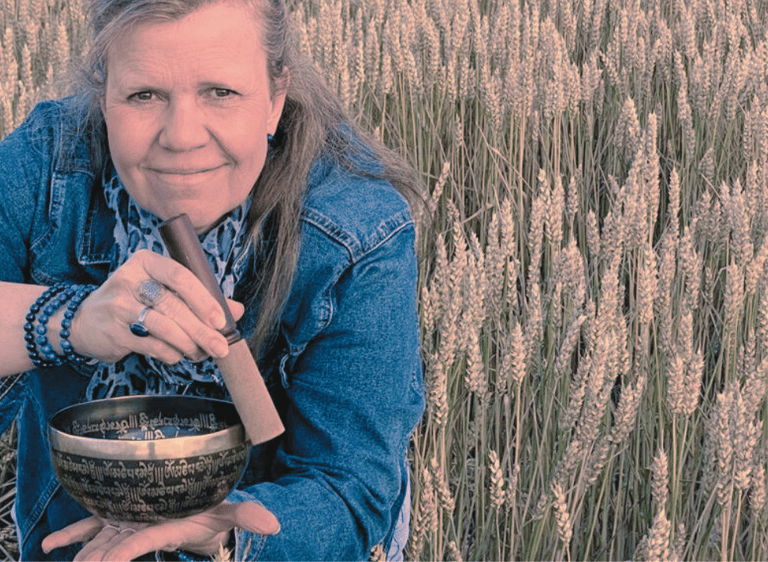 Portrait de Nathalie Collet dans les champs - Voix Son Vibration