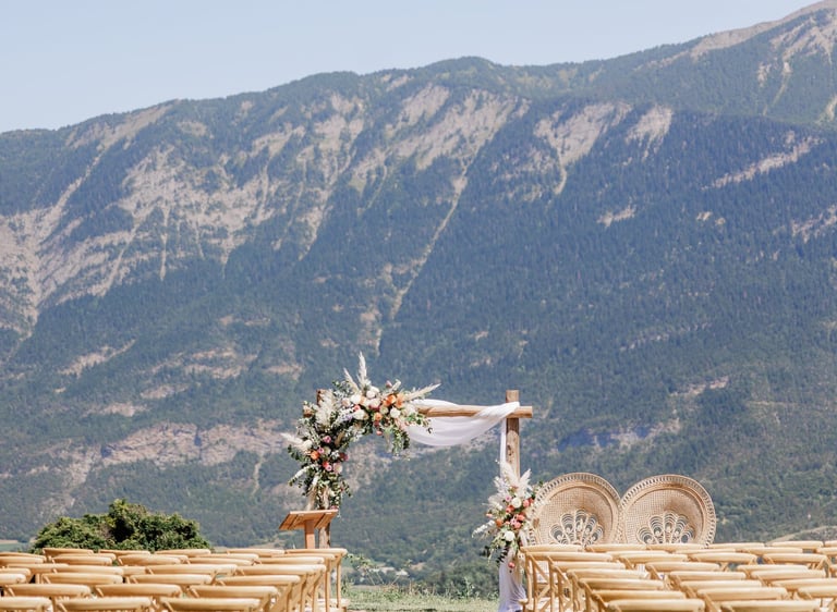 cérémonie laïque de mariage organisée par l'agence évènementielle B free Events dans les Alpes