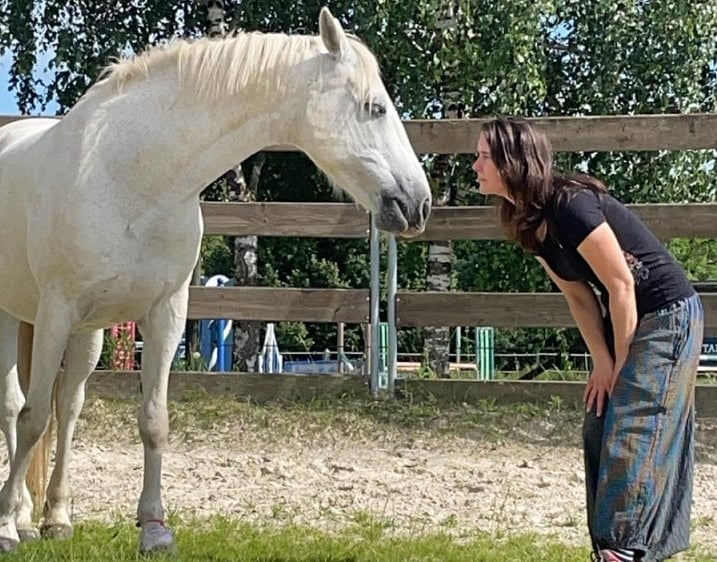 Equithérapie : une humaine en lien avec un cheval