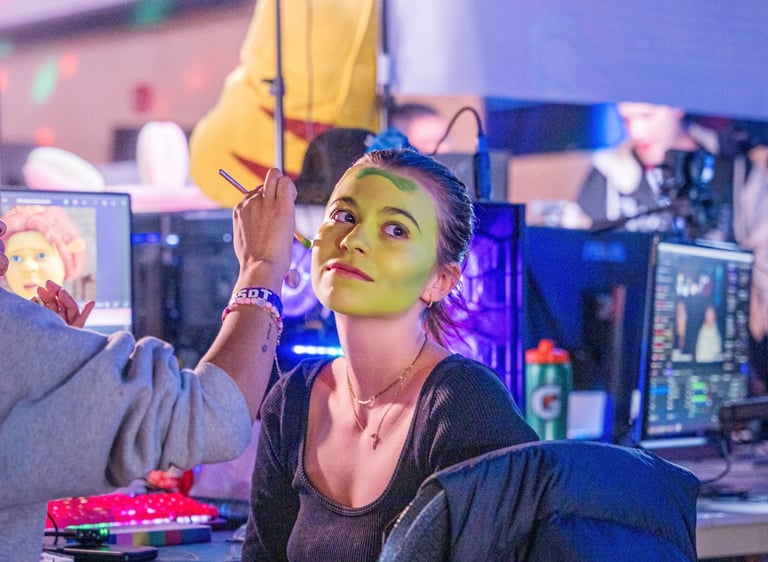 alyssacestmoii avec une peinture verte sur le visage