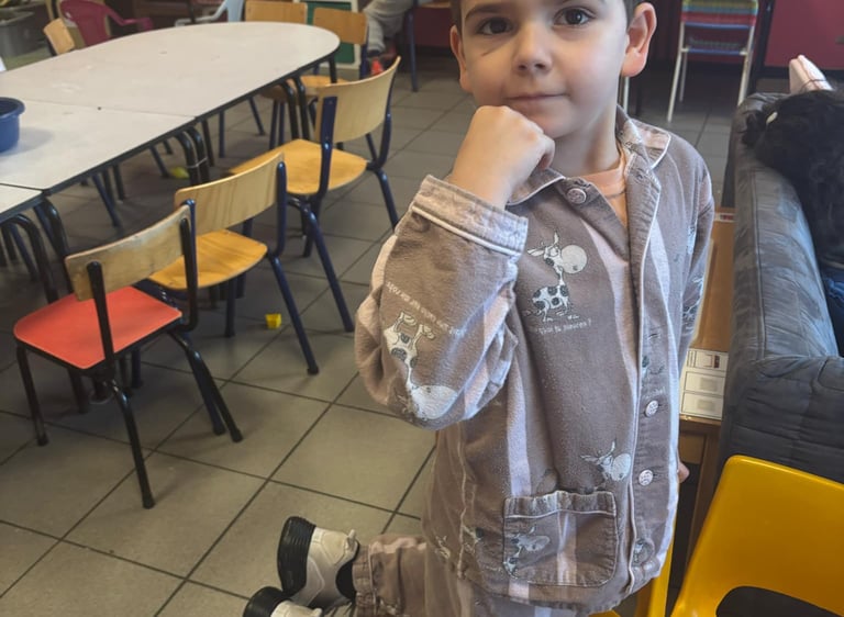 Eleve en pyjama en classe