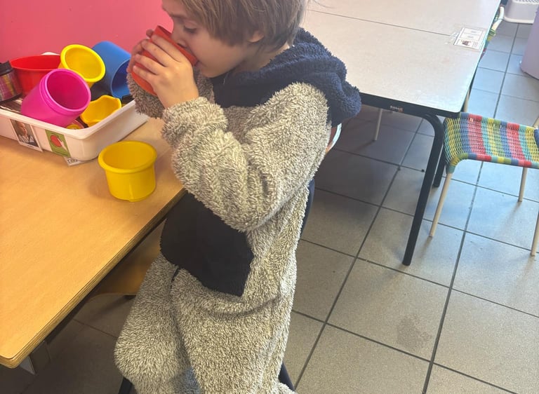 Eleve en pyjama en classe
