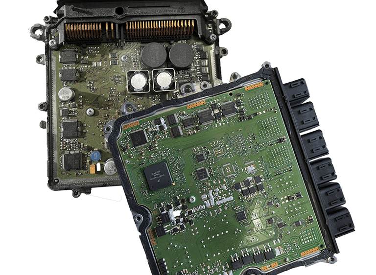 Centralita / ECU Motor destapada en su interior electrónico para repararse errores comunes coche no comunica o no enciende