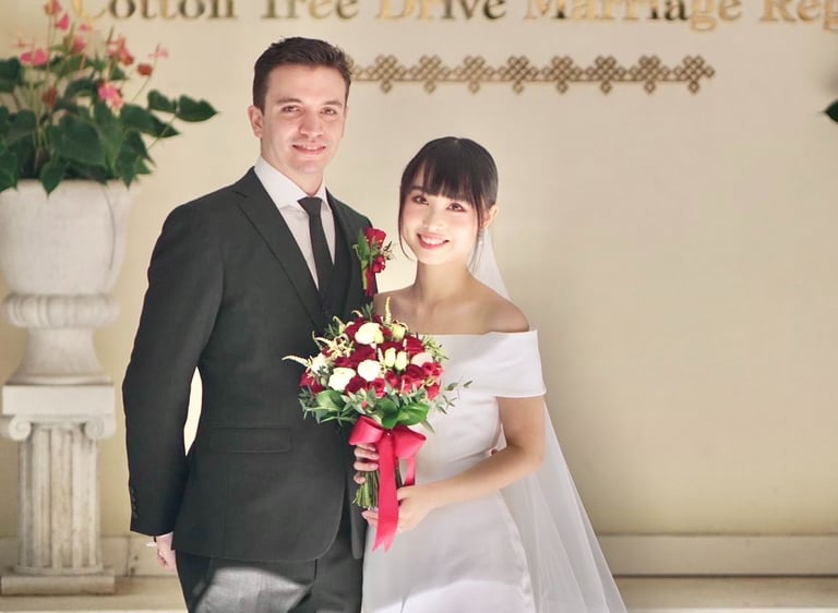 香港婚禮新娘化妝跟妝服務-我們提供全程貼身跟妝服務，從新娘子出門、男家入門、證婚、外影、晚宴迎賓、新人進場到晚宴敬酒的所有婚禮環節，我們都盡心為新娘子提供貼心+貼身的跟妝服務