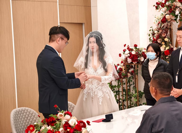 香港婚禮新娘化妝跟妝服務-我們提供全程貼身跟妝服務，從新娘子出門、男家入門、證婚、外影、晚宴迎賓、新人進場到晚宴敬酒的所有婚禮環節，我們都盡心為新娘子提供貼心+貼身的跟妝服務