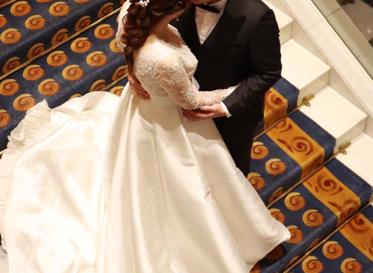 香港婚禮新娘化妝跟妝服務-我們提供全程貼身跟妝服務，從新娘子出門、男家入門、證婚、外影、晚宴迎賓、新人進場到晚宴敬酒的所有婚禮環節，我們都盡心為新娘子提供貼心+貼身的跟妝服務