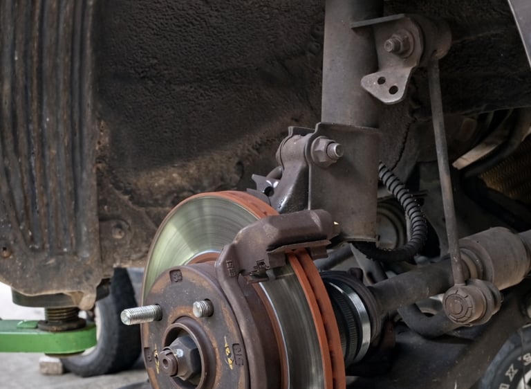 Sistema de frenos. Detectamos desgaste a tiempo para evitar fallas y accidentes.