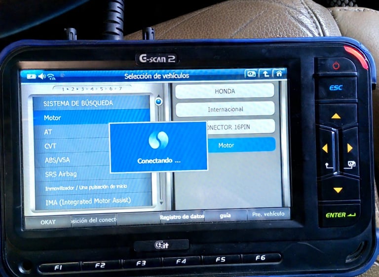Diagnóstico automotriz con equipos especializados para una detección precisa de fallas.