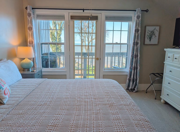 South Cliff Inn's Sunset Room - bed and balcony