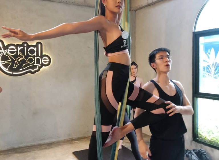 Instructer guide member about body setup and performance on hammock