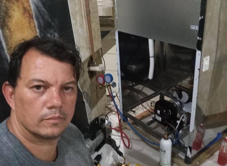 Técnico consertando geladeira