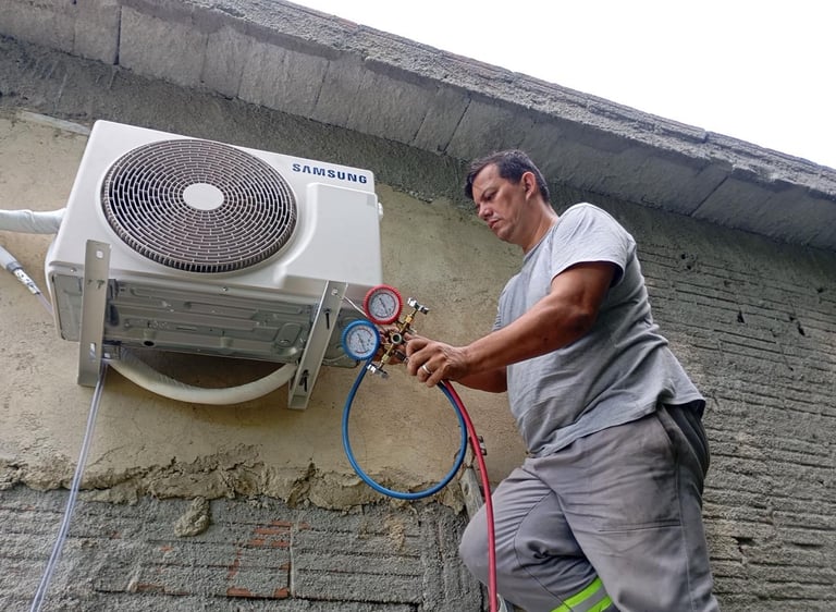 Técnico medindo a pressão do gás
