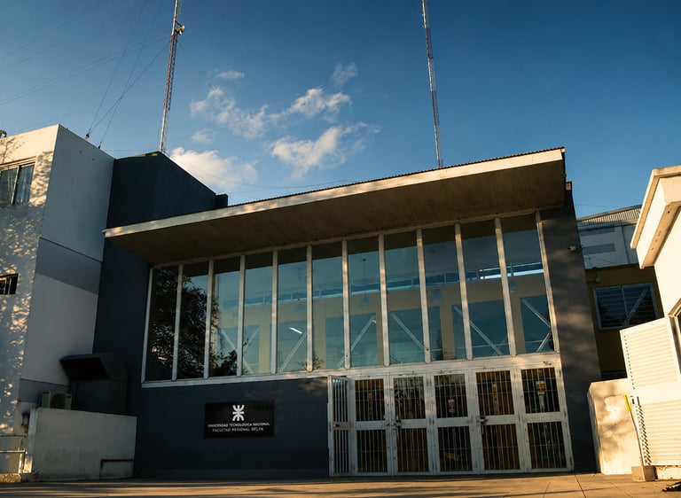 Edificio moderno de la Universidad Tecnológica Nacional. Tramos Pedagógicos