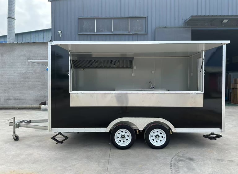 Intérieur du foodtrailer Box, plan de travail en acier inoxydable, éclairage LED, prises électriques et aménagement ergonomiq