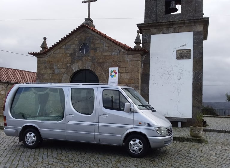 carro funerário junto a capela em funeral Além Funebre