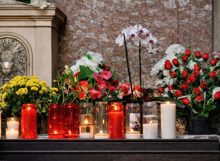 velas e flores em jazigo