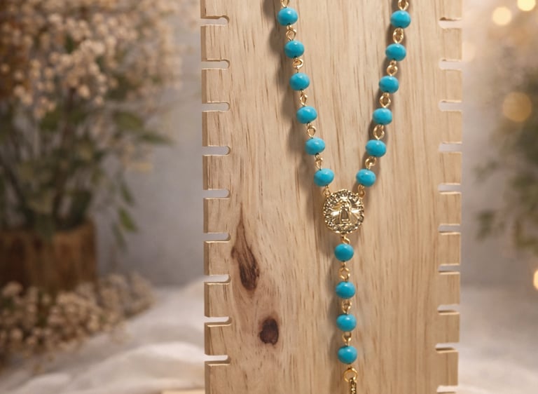 Set de rosario con pulsera y aretes color azul en un fondo de flores y madera